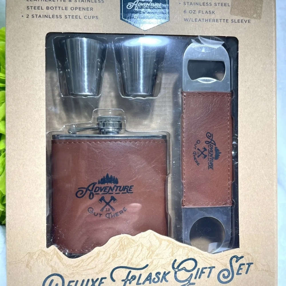 Deluxe Flask Gift Set Drinkware 4 Pieces. NEW IN BOX